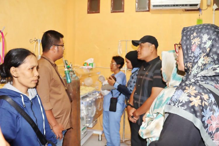 Kapolres Padangsidimpuan Kunjungi Bayi Penderita Penyumbatan Usus