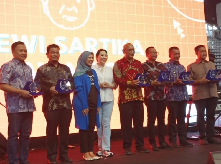 Gerakkan Perubahan, Plt Bupati Langkat Terima Penghargaan Dewi Sartika Award