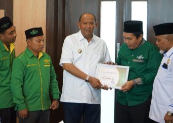 Syah Afandin Terima Penghargaan Tokoh Inspiratif dari NU Langkat