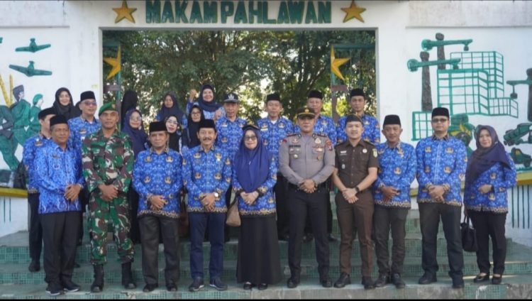 HUT Korpri, ASN Pemkab Langkat Ziarah Makam Pahlawan dan Salurkan Bantuan