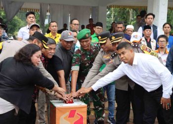 AKBP dr Yudhi Setiawan bersama tim deklarasi damai Pemilu 2024 menekan tombol tanda dimulainya deklarasi damai Pemilu 2024. (Garudaonline/Restabes Medan)