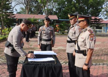Kapolres Langkat Pimpin Upacara Sertijab Kabag dan Kapolsek