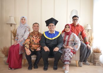 Ketua PWI Sumut Hadiri Wisuda Putranya di Undip Semarang : Semoga ilmunya Bermanfaat