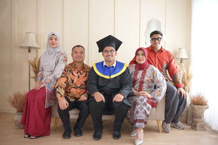 Ketua PWI Sumut Hadiri Wisuda Putranya di Undip Semarang : Semoga ilmunya Bermanfaat