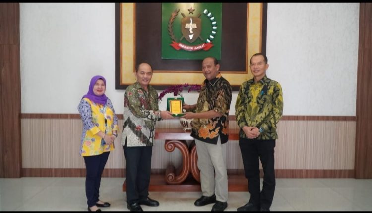 Bank Sumut Stabat Serahkan CSR ke Pemkab Langkat