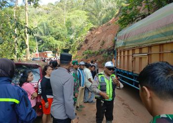 Polda Sumut, TNI, BPBD dan Masyarakat Berhasil Evakuasi Material Longsor Tutupi Jalan Lintas Tarutung-Sibolga