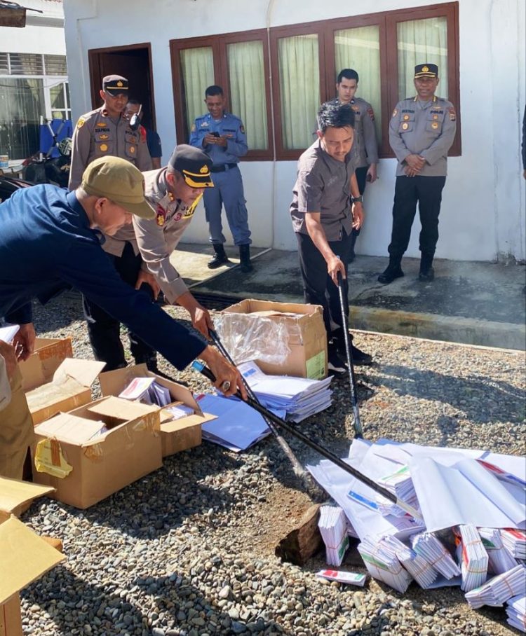 Sehari Sebelum Pencoblosan, KIP Aceh Selatan Musnahkan 2.878 Lembar Surat Suara Pemilu 2024