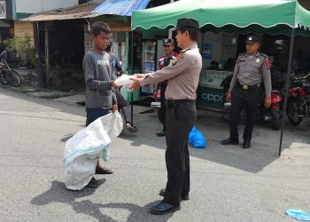 Jumat Berkah, Polres Labusel Salurkan Bansos ke Penarik Betor