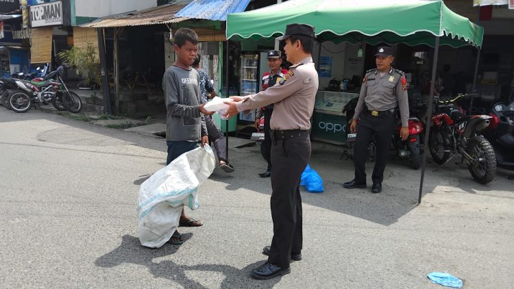 Jumat Berkah, Polres Labusel Salurkan Bansos ke Penarik Betor
