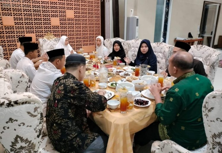 Di Sela Kesibukan, Pj Bupati Langkat Buka Puasa Bersama Anak Yatim Piatu