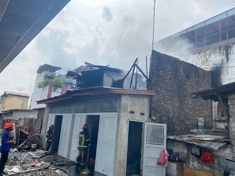 Dua Rumah Permanen di AR Hakim Medan Terbakar