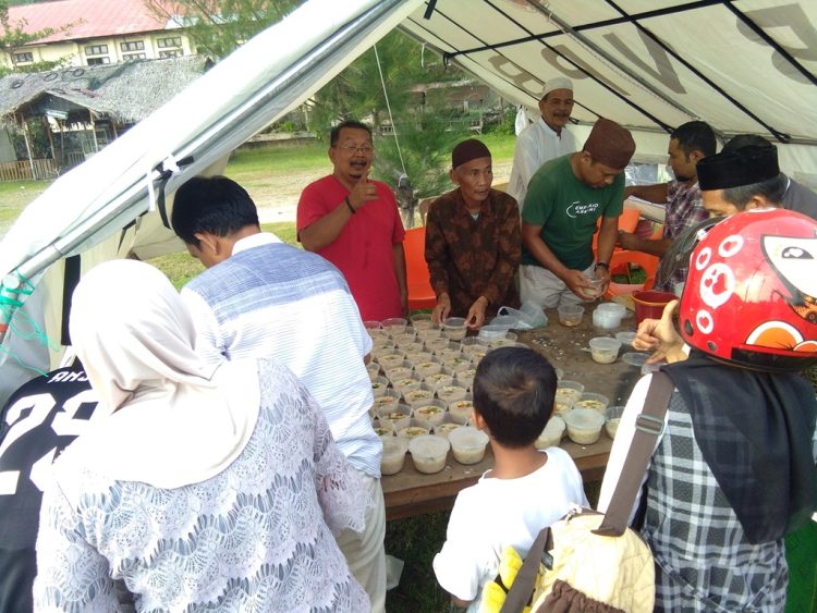 Setiap Hari, Jemaah Masjid Apung An Nur Tapaktuan Berbagi Bubur Kanji