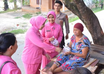 Personel Polres Labusel dan Bhayangkari Bagikan Takjil