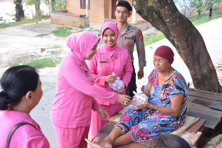 Personel Polres Labusel dan Bhayangkari Bagikan Takjil