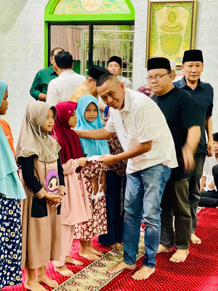 AQUA Santuni Anak Yatim di Masjid Jami’ Aur, Kampung Aur Lembah Medan