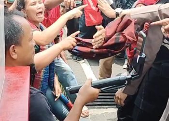 Demo di Depan Mapoldasu Ricuh, Massa Sempat Blokir Jalan SM Raja