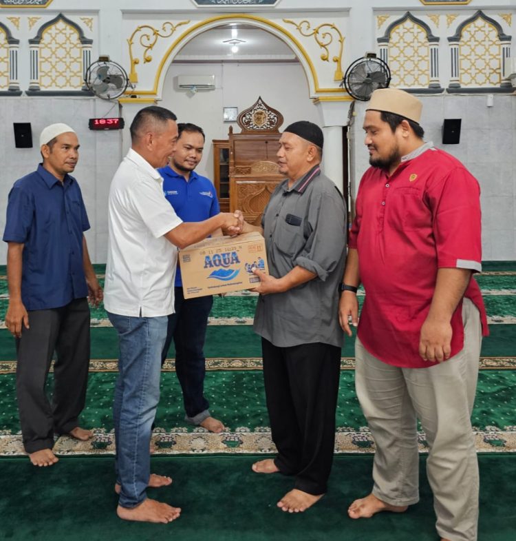 AQUA Bukber dan Salurkan Bantuan di Masjid Liwaul Hamdi Banda Aceh
