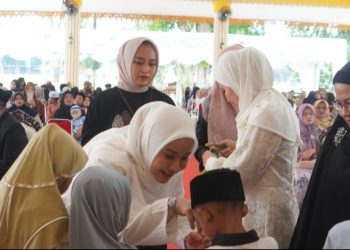 Bersama DWP Langkat, Hj Uke Retno Faisal Hasrimy Santuni 122 Anak Yatim