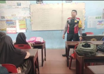 Kisah Inspiratif Personel Polres Labusel Mengajar Bahasa Arab di Madrasah