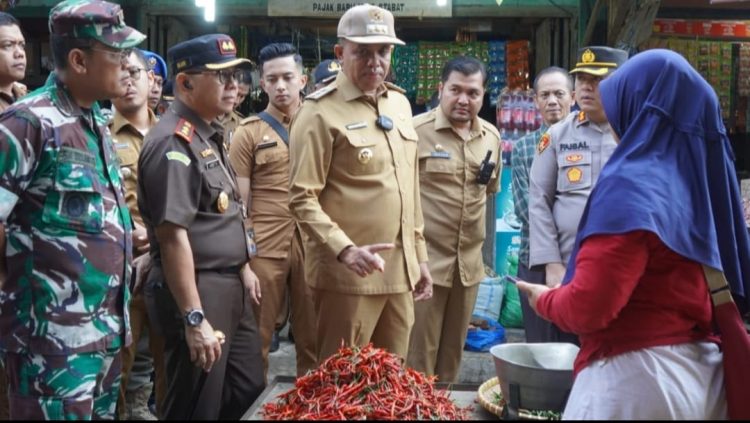 Antisipasi Inflasi Jelang Idul Fitri, Pj Bupati Langkat Sidak Pasar, Bulog dan SPBU