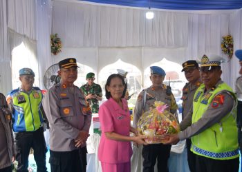 Kapolres Labusel Beri Bingkisan ke Petugas Pos Pam