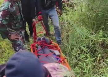 Personel SAR Satbrimob Polda Sumut Evakuasi Korban WNA Hilang