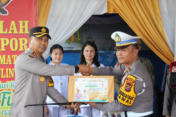 Kunjungi Pospam Ops Ketupat, Kapolres Nias Beri Bingkisan