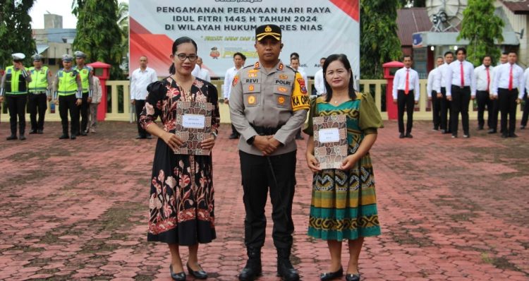 Kapolres Nias Beri Penghargaan Dua Ibu Bantu Serahkan Pelaku Pembunuhan