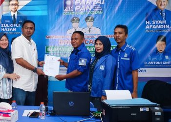 Rizky Yunanda Sitepu Didampingi Istri Serahkan Berkas Pencalonan ke Partai Politik