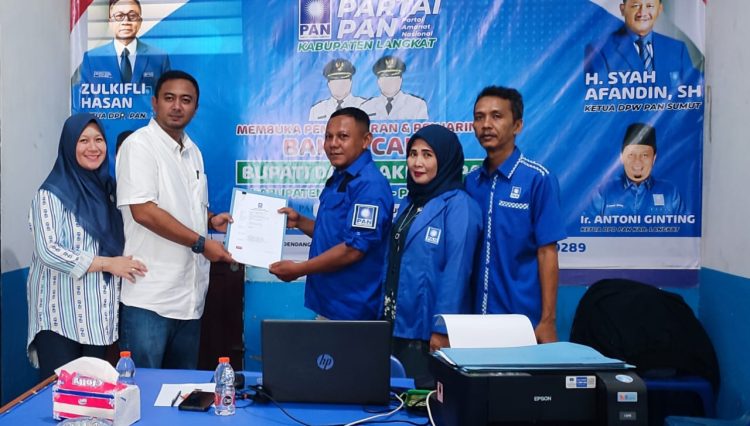 Rizky Yunanda Sitepu Didampingi Istri Serahkan Berkas Pencalonan ke Partai Politik