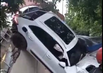Mobil Mewah Dikendarai Wanita Tabrak Pagar Mako Sabhara Polrestabes Medan