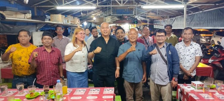 Mantan Bupati Taput Nikson Nababan Sambangi Awak Media