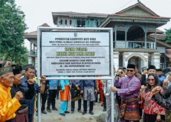Resmi Jadi Cagar Budaya, Pj Bupati Batu Bara Pasang Plank Istana Niat Lima Laras