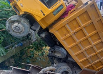 Angkutan Over Tonase, Titi Besi Batang Serangan Ambruk