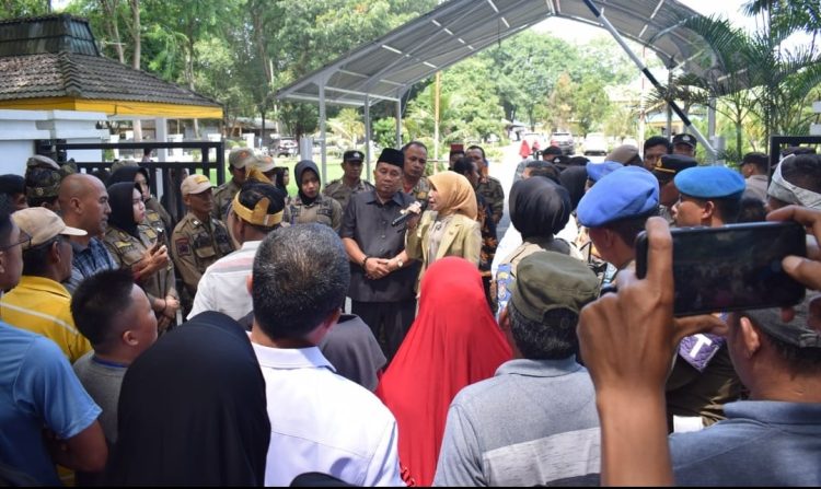 Warga Desa Serapuh Asli Demo, Tuntut DPRD Langkat Keluarkan Rekomendasi Pemecatan Kades