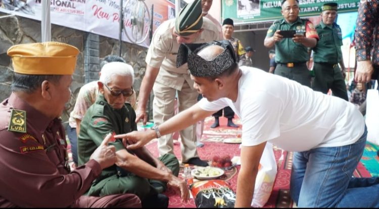 Pj Bupati Langkat Faisal Hasrimy Serahkan Bingkisan dan Kirim Doa untuk Veteran