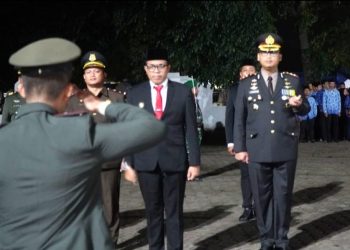 Pj Bupati Langkat  Faisal Hasrimy Pembina Apel Renungan Suci di TMP Brandan