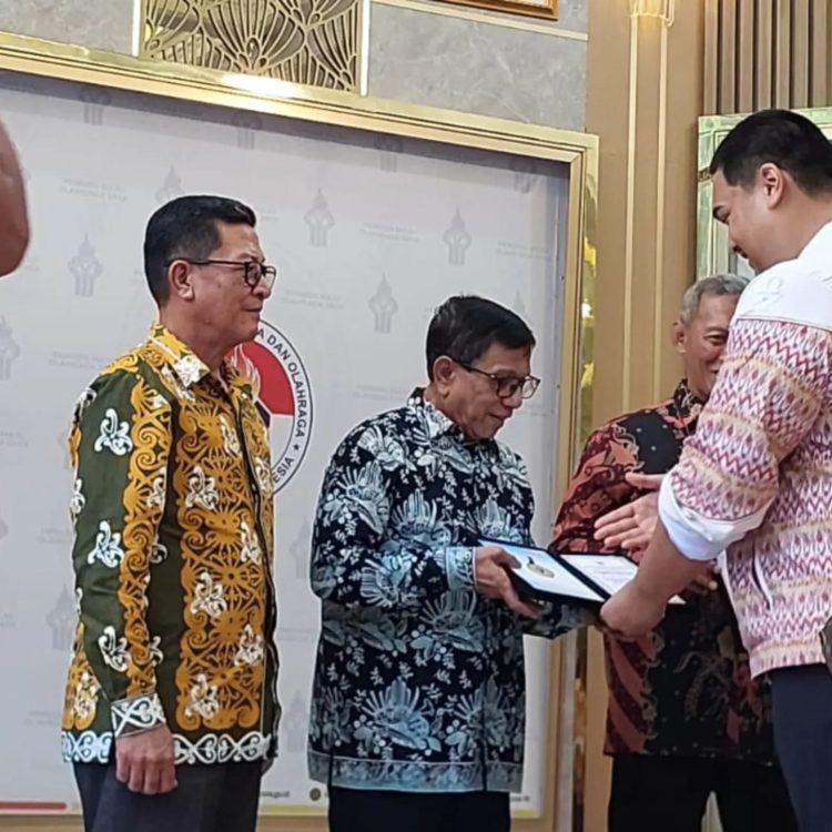 Berdedikasi Sebagai Wartawan Olahraga, Hendry Ch Bangun Terima Penghargaan Kemenpora