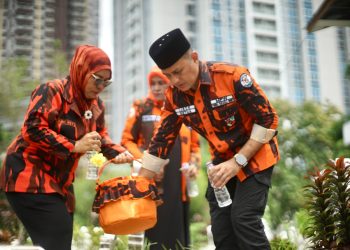 Sambut Hari Sumpah Pemuda dan HUT ke-65 Pemuda Pancasila, Ijeck Pimpin Ziarah ke Makam Tokoh PP