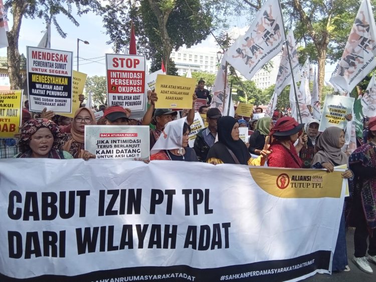 Ratusan Massa Geruduk DPRD Sumut Tuntut Pengesahan Ranperda Masyarakat Adat