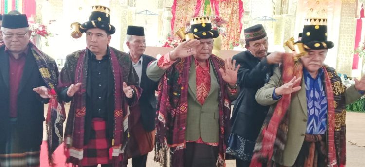 Hasan Basri Sagala Ikut Tortor Mora di Pesta Adat Dr M Yusuf Harahap