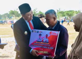 Peringati Hari Pahlawan, Pj Bupati Batu Bara Serahkan Bantuan Bedah Rumah