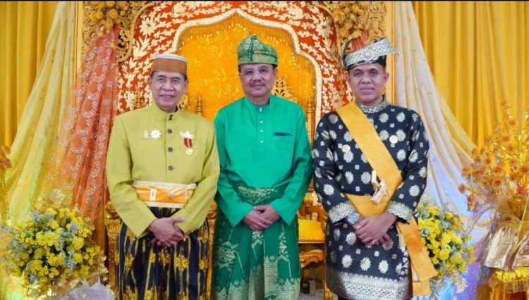 Pj Bupati Faisal Hasrimy Terima Gelar “Datok Praja Indra Negeri” dari Kerapatan Adat Kesultanan Langkat