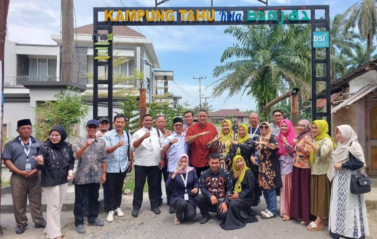 Pengurus Masyarakat Ekonomi Syariah (MES) Pusat Dipimpin Teguh Santosa Tinjau Pengolahan Tahu di Binjai Barat