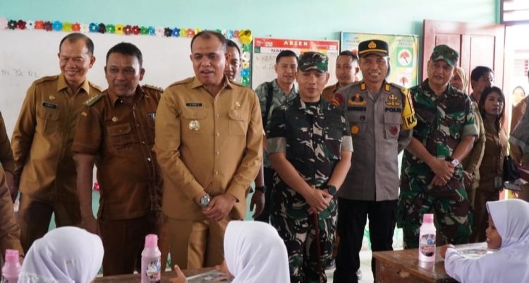 Pj Bupati Langkat Dampingi Ketua TP PKK Sumut Pantau Pemberian Makan Gratis untuk Siswa SD