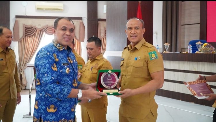 Pj Bupati Langkat Beri Penghargaan SAKIP dan Pelayanan Publik Terbaik : Dorong Peningkatan Kinerja dan Inovasi