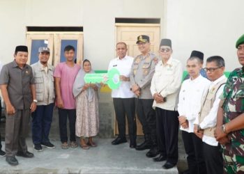 Pj Bupati Faisal Hasrimy Serahkan Rumah Baru untuk Korban Kebakaran