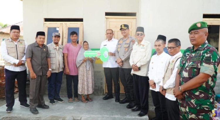 Pj Bupati Faisal Hasrimy Serahkan Rumah Baru untuk Korban Kebakaran