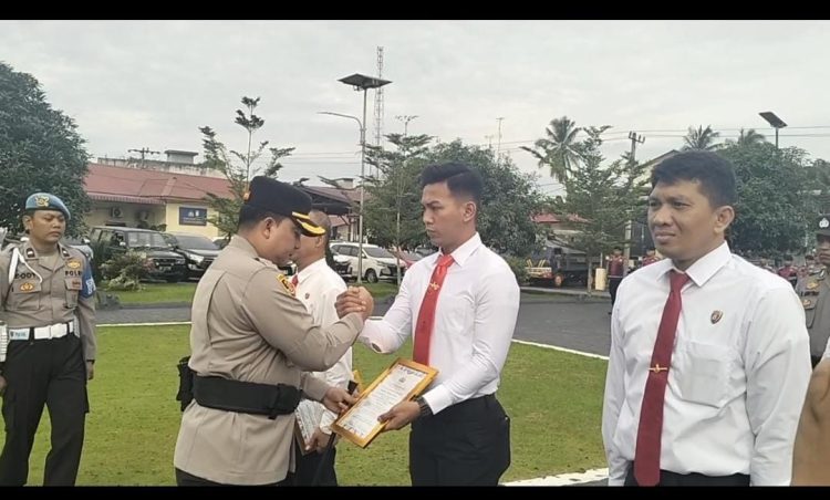 Apresiasi Kinerja, Kapolres Batu Bara Beri Penghargaan Kasat Narkoba dan Sejumlah Personel