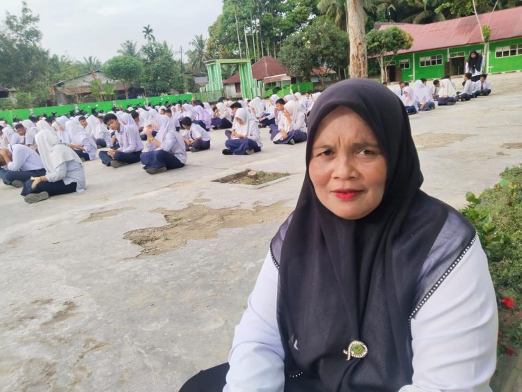 Dua Dekade Pengabdian, Akhirnya Guru Honorer MTsN 2 Palas Roji Harahap Lulus PPPK